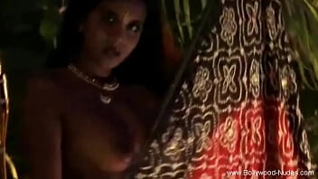 Penari India Timur Terbuka Saat Menikmati Ritual