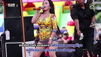 Tarian Erotis Indonesia – Dua Penyanyi Cantik Menari Liar Di Panggung Dikelilingi Banyak Pria
