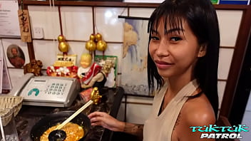 Pikka Thai Yang Seksi Dan Langsing Kembali Untuk Sesi Lagi Dengan Kontol Putih Tebal