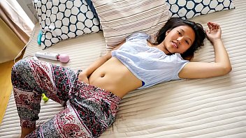 Pencarian Orgasme – May Thai, Gadis Asia Cantik, Mengejak Kenikmatan Dengan Vibrator