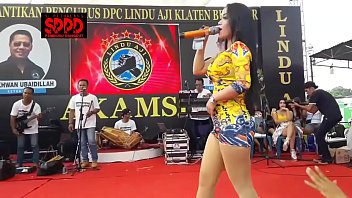 Tarian Eeria Indonesia – Sintya Riske Goyang Liar Di Atas Panggung