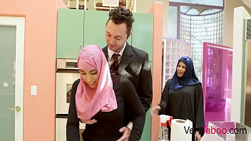 Anak Tiri Perempuanku Yang Tertindas Berhijab Mendapat Kasih Sayang Ayah