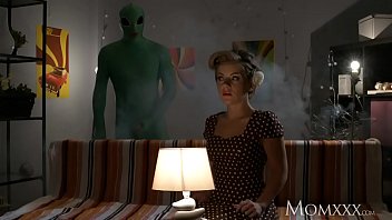 Ibu Rumah Tangga Kesepian Dikunjungi Alien Di Malam Halloween