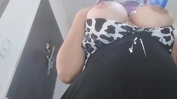 Wanita Berhijab Arab Tampilkan Aurat Di Webcam Demi Uang, Bertentangan Dengan Ajaran Agama
