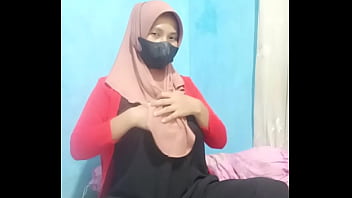 Gadis Berhijab Di Indonesia Masturbasi Dengan Dildo Hingga Orgasme
