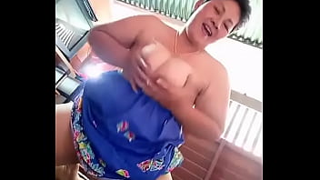 Tante Thailand Berbulu Memamerkan Payudara Sambil Bergoyang
