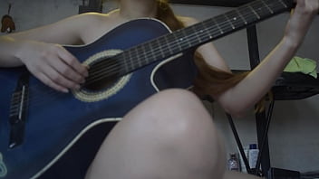 Gadis Musik Bayar Dengan Seks Untuk Masuk Band Dan Dia Sangat Suka Penis Karena Dia Menelannya Semua Dan Masih Minta Tambahan