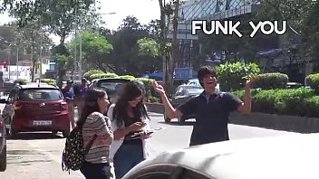 Cewek Nanya Ukuran Kontol Ke Orang Asing! Prank Gokil Di India