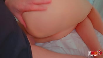 Berbagi Ranjang Dengan Ibu Tiriku Yang Seksi