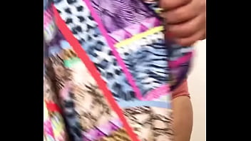 Wanita India Seksi Melepas Gaun Formalnya Hingga Tersisa Lingerie