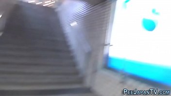 Orang Asia Berharap Di Stasiun Metro