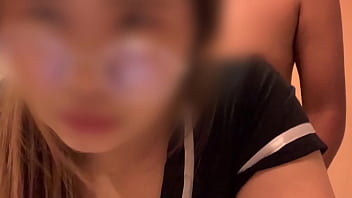 Gadis Berkacamata Yang Cantik Sangat Bersemangat Hingga Merasakan Kenikmatan Di Dalam Air