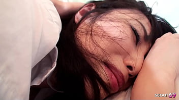 Remaja Jepang Dengan Payudara Besar Alami Diambil Untuk Pemilihan Film Jav Pertama Tanpa Sensor Oleh Pria Tua Dengan Creampie