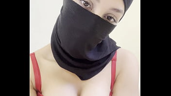 Gadis Berhijab Arab Dengan Niqab Memamerkan Payudara Besar Dan Indahnya