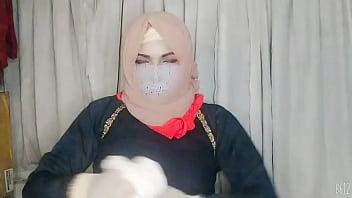 Gadis Berhijab Melakukan Self Bondage