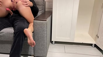 Ibu Tiri Mengintip Anak Tirinya Menonton Porno Dan Melakukan Masturbasi Lalu Menidurinya