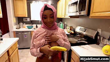 Gadis Muslimah Berkulit Gelap Belajar Cara Memberikan Oral Seks