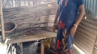 Bapak Bihari Memukuli Pembantunya Di Gubuk Luar