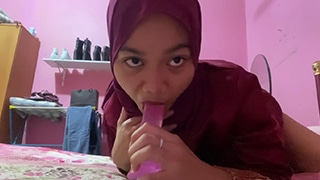 Clara Belajar Sepong Pakai Dildo