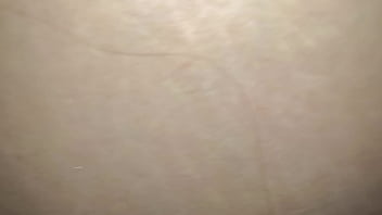 Pasangan Suami Istri Saling Bantu Dengan Tangan
