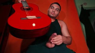Guitarjob – Menggesek Gitar Yamaha C-80 Buatan China Bergaya Spanyol Di Atas Penis Besar Yang Seksi Dengan Latar Belakang Warna Wortel
