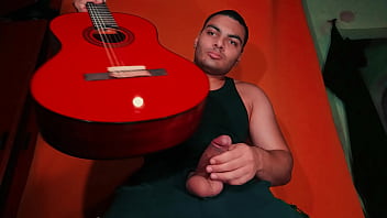 Guitarjob – Menggesek Gitar Yamaha C-80 Buatan China Bergaya Spanyol Di Atas Penis Besar Yang Seksi Dengan Latar Belakang Warna Wortel