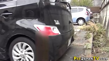 Wanita Asia Buang Air Kecil