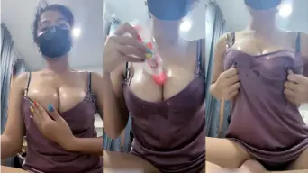 Remas Payudara Sambil Mengeluarkan Asi