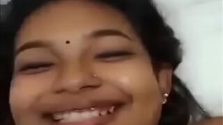 Seorang Perempuan Menikmati Pengalaman Seks Pertamanya Dalam Video Dewasa India