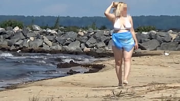 Ibu Seksi Di Pantai Dengan Bikini Putih