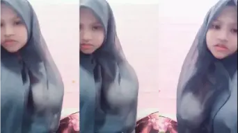 Cewek Berjilbab Hitam Tampak Kakinya Saat Naik Motor