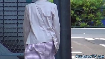 Wanita Jepang Buang Air Kecil Di Luar Ruangan