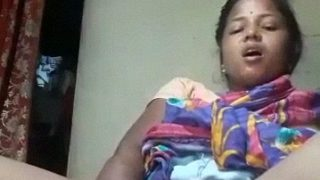 Judul: Adegan Anal Masturbasi Dengan Sayuran Oleh Bhabhi Dari Desa Odia