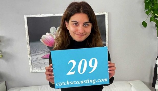 Mía, Gadis Baru Mini, Digoyang Dalam Sesi Casting