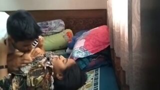 Pria Yang Baru Bertunangan Menikmati Hubungan Intim Dengan Pacarnya Yang Masih Polos