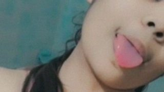 Wanita India Cantik Memperlihatkan Puting Susunya Yang Lembut