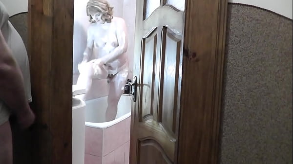 Putri Tiri Mandi, Ayah Tiri Mengintip Dan Masturbasi Di Depan Pintu Kamar Mandi