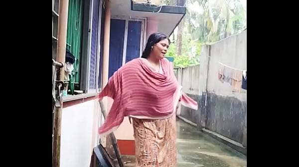 Wanita India Dewasa Sedang Mandi
