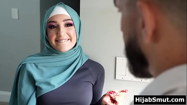 Gadis Muslimah Yang Dilatih Oleh Pelatih Sepak Bolanya