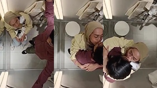 Ciuman Penuh Gairah Dengan Pacar Di Ruang Ganti Sambil Berhijab