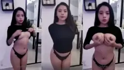 Miera Bergaya Seksi Dengan Baju Hitam Di Onlyfans