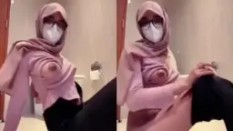 Pembantu dan pemuda asia