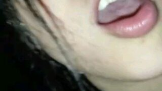 Wanita Cantik Dengan Payudara Kendur Sedang Menunggangi Penis