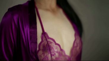 Gadis India Berpantat Besar Bercinta Sendiri Dengan Lingerie Satin Ungu Yang Menggoda