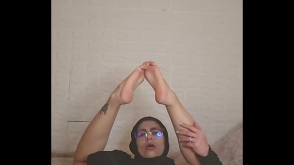Koleksi Erotis Kaki Seksi Mia, Istri Arab Berbalut Niqab