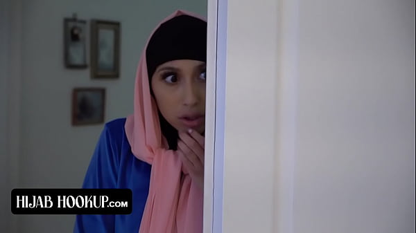 Gadis Muslim Berhijab Dengan Bokong Sempurna Yang Penasaran Digilir Ganas Oleh Pelatih Yang Bergairah