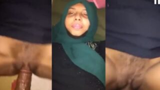 Muslimah Murahan Nikmati Pesta Seks Pertamanya Dengan Pria Desi