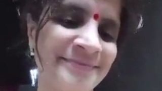 Tante Desi Montok Pamer Pantat Telanjang – Video Mesum Wanita India