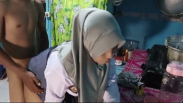 Goyang Pantat Adik Tiriku Usai Pulang Sekolah