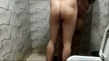 مصري مثير ينيكني في حمام بيتي مقابل زيادة راتبي من زوجي